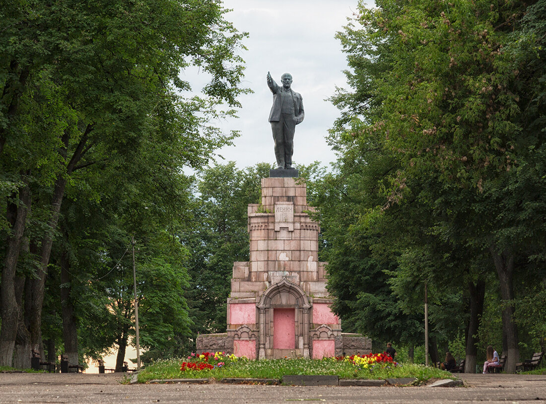 Памятник Ленину на постаменте памятника 300-летию дома Романовых (Кострома)