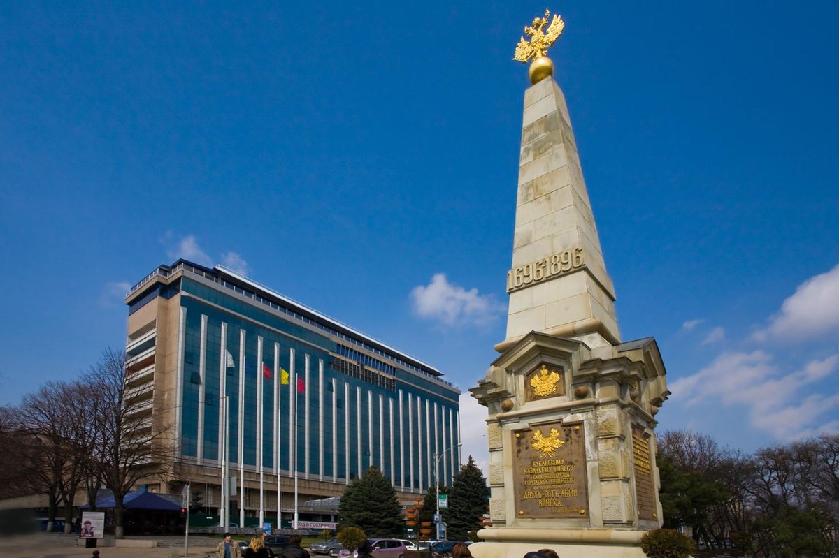 Памятник в честь 200-летия Кубанского казачьего войска (Краснодар)