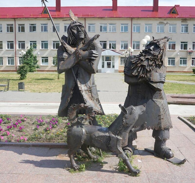 Скульптура «Робинзон Крузо, Пятница и собака Лайка» (Тобольск)