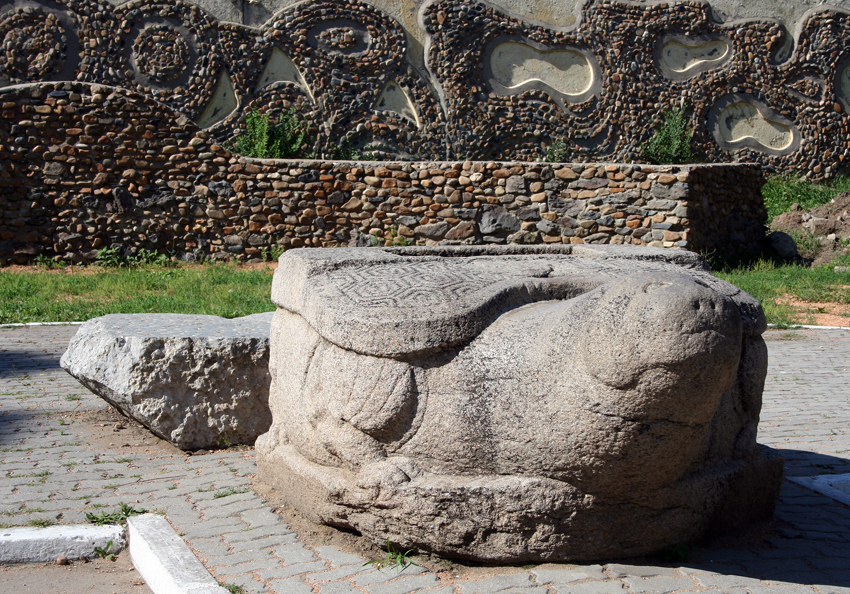 Каменная черепаха XII века (Уссурийск)