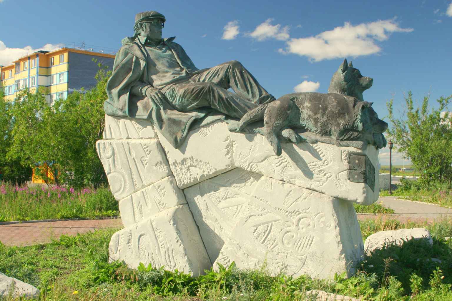 Памятник писателю Юрию Рытхэу (Анадырь)