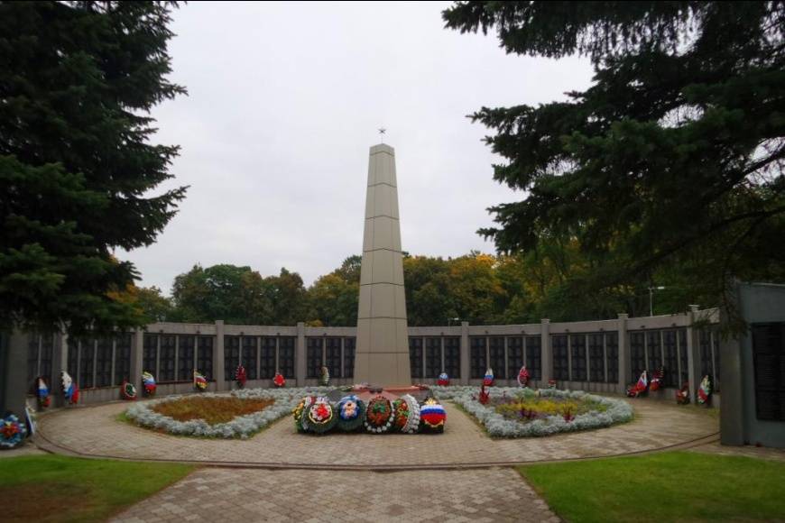 Памятник Советским солдатам (Черняховск)