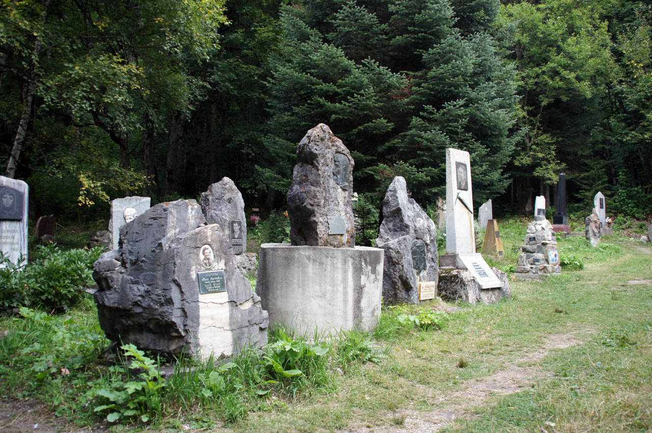Мемориальное кладбище альпинистов (Домбай)