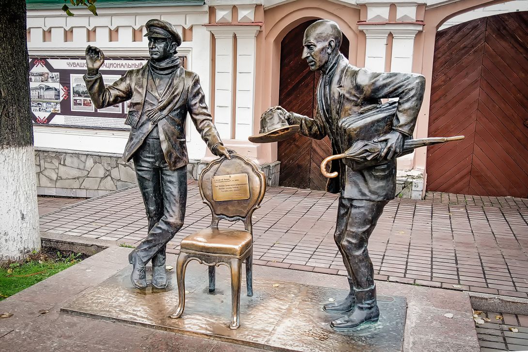 Скульптура «Остап Бендер и Киса Воробьянинов» (Чебоксары)
