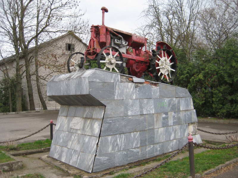 Памятник трактору (Новогрудок)