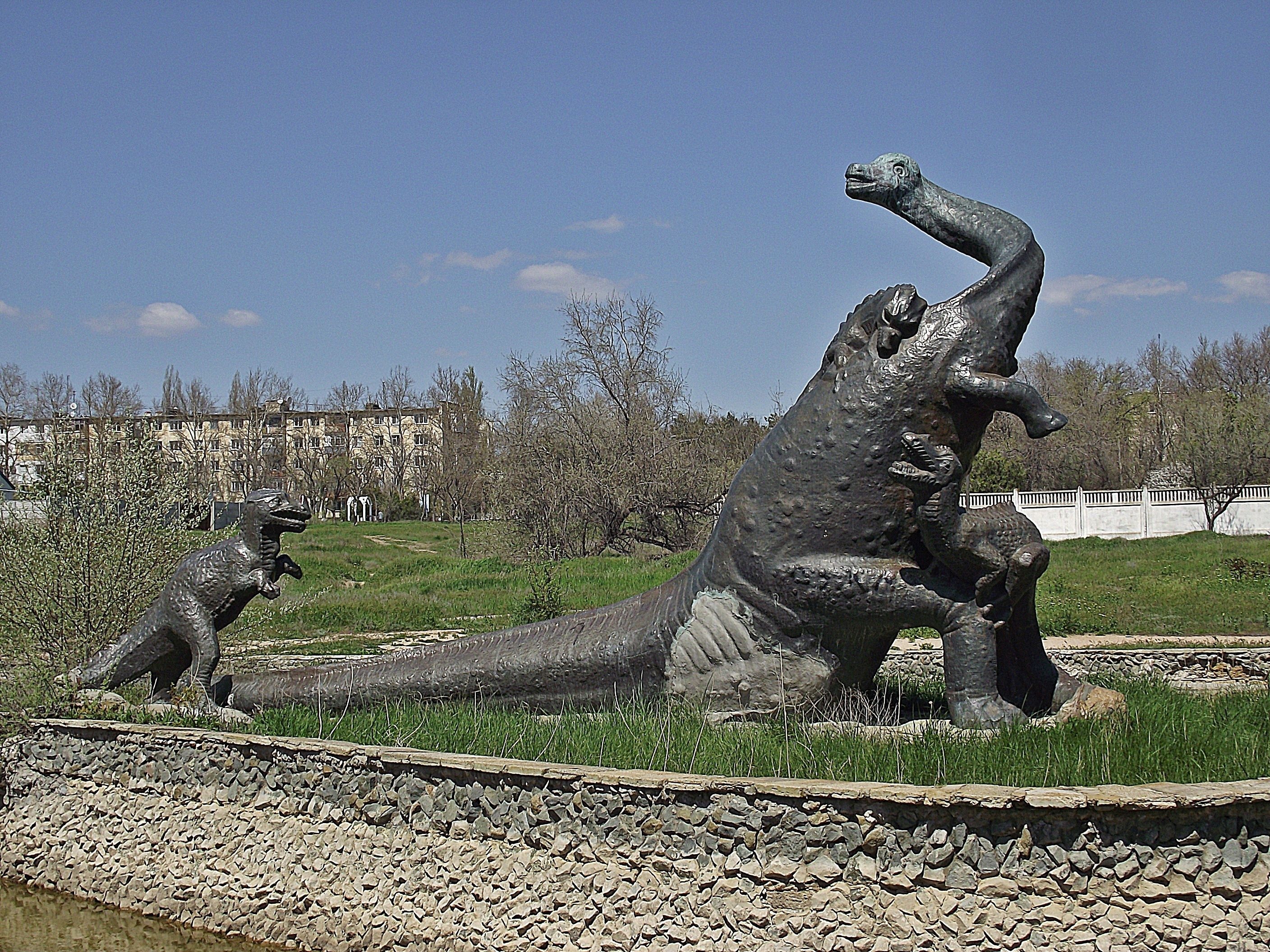 Памятник бронтозавру (Саки)