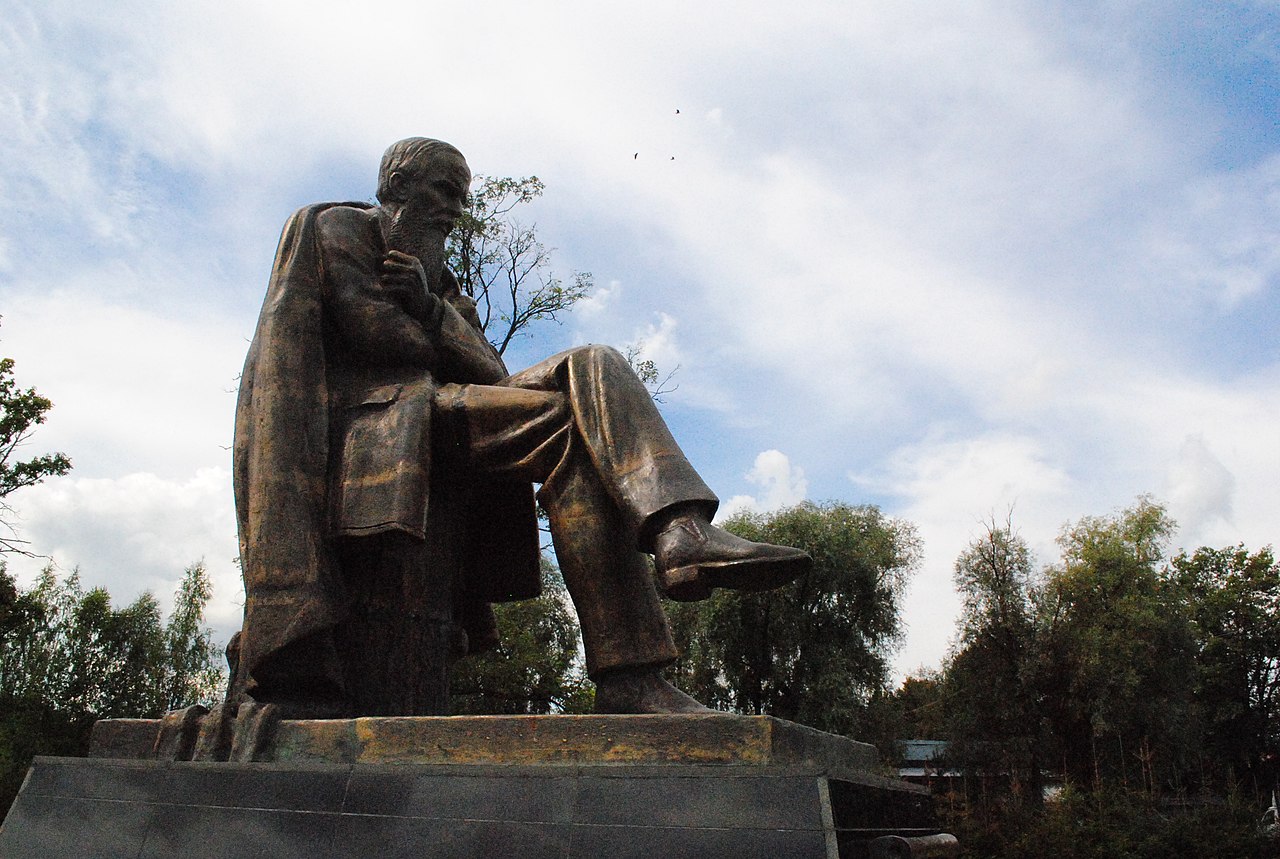 Памятник Ф. М. Достоевскому (Старая Русса)