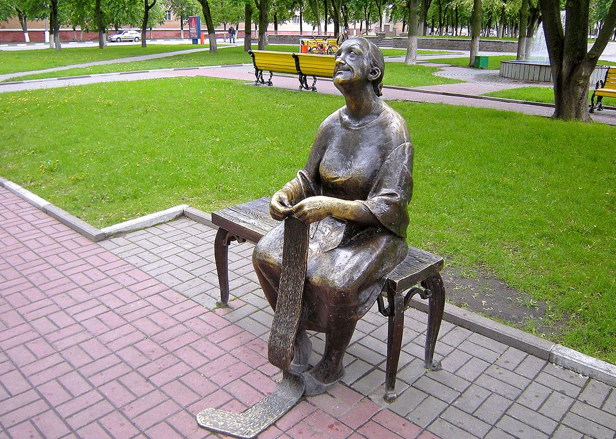 Скульптура «Бабушка» (Белгород)
