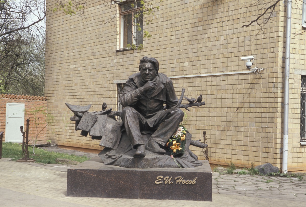 Памятник Евгению Носову (Курск)