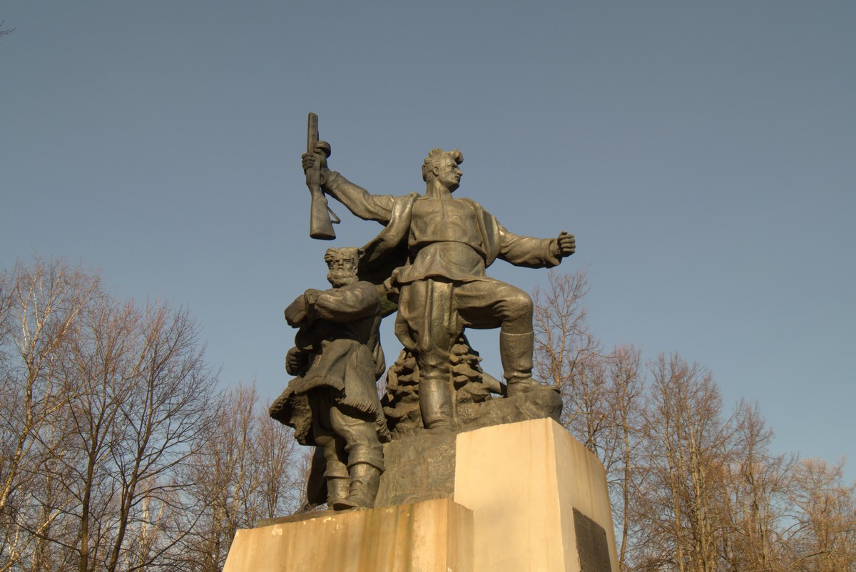 Памятник партизанам (Осташков)