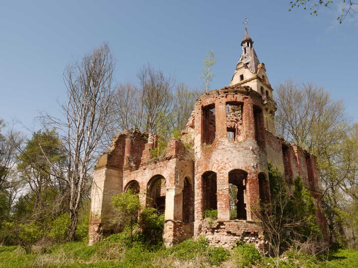 Руины усадьбы «Каменка» купцов Ванюковых (Новгородская область)