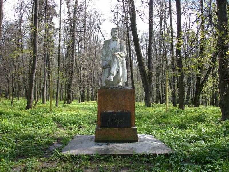 Памятник А. П. Чехову (Южно-Сахалинск)