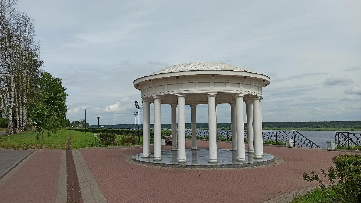 Ротонда-беседка и набережная реки Волга (Мышкин)