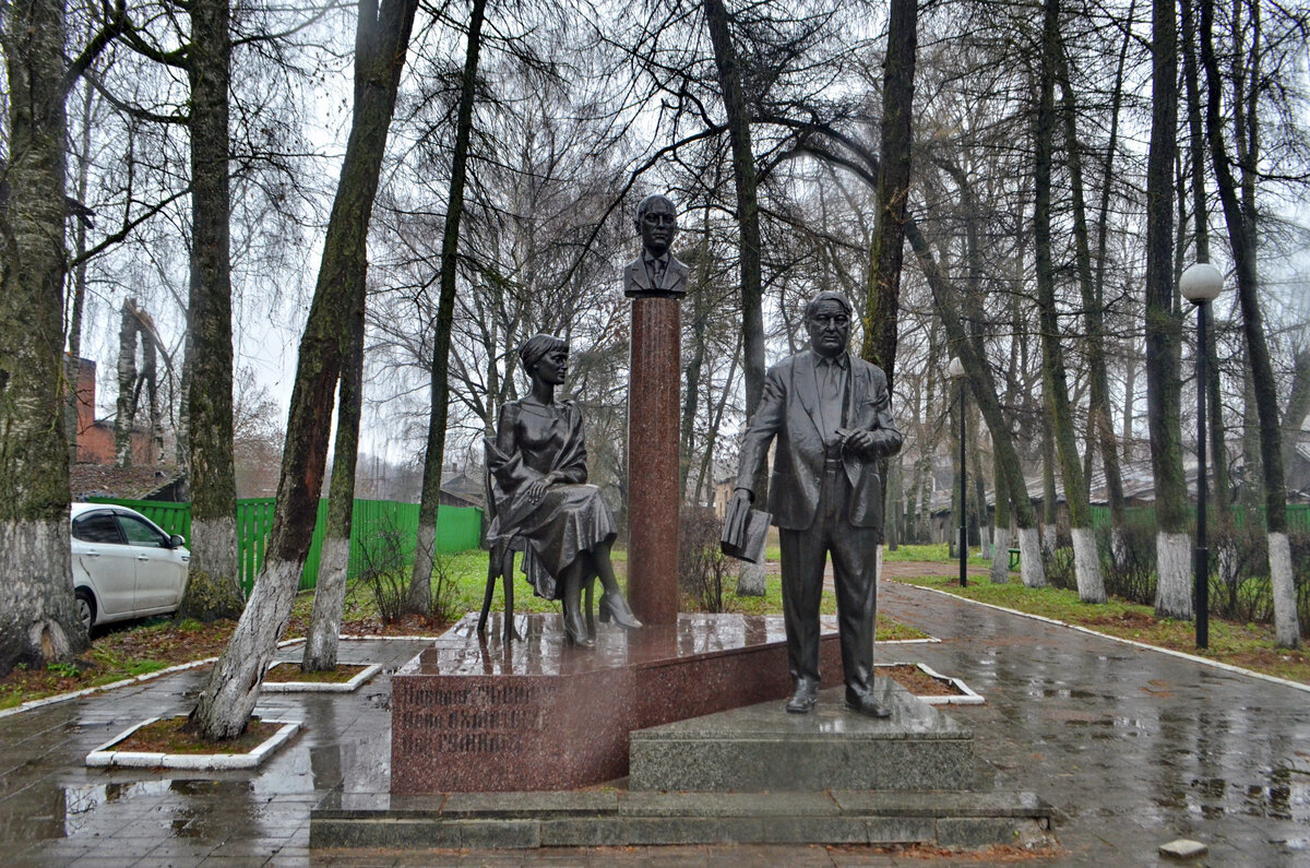 Памятник Анне Ахматовой, Николаю и Льву Гумилевым (Бежецк)
