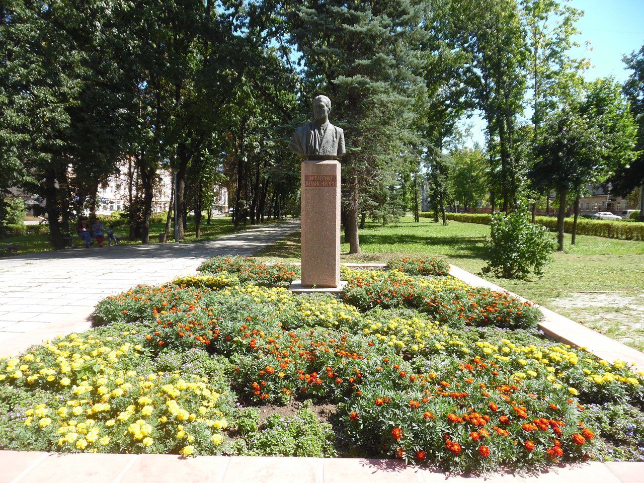 Памятник Жолио-Кюри (Обнинск)