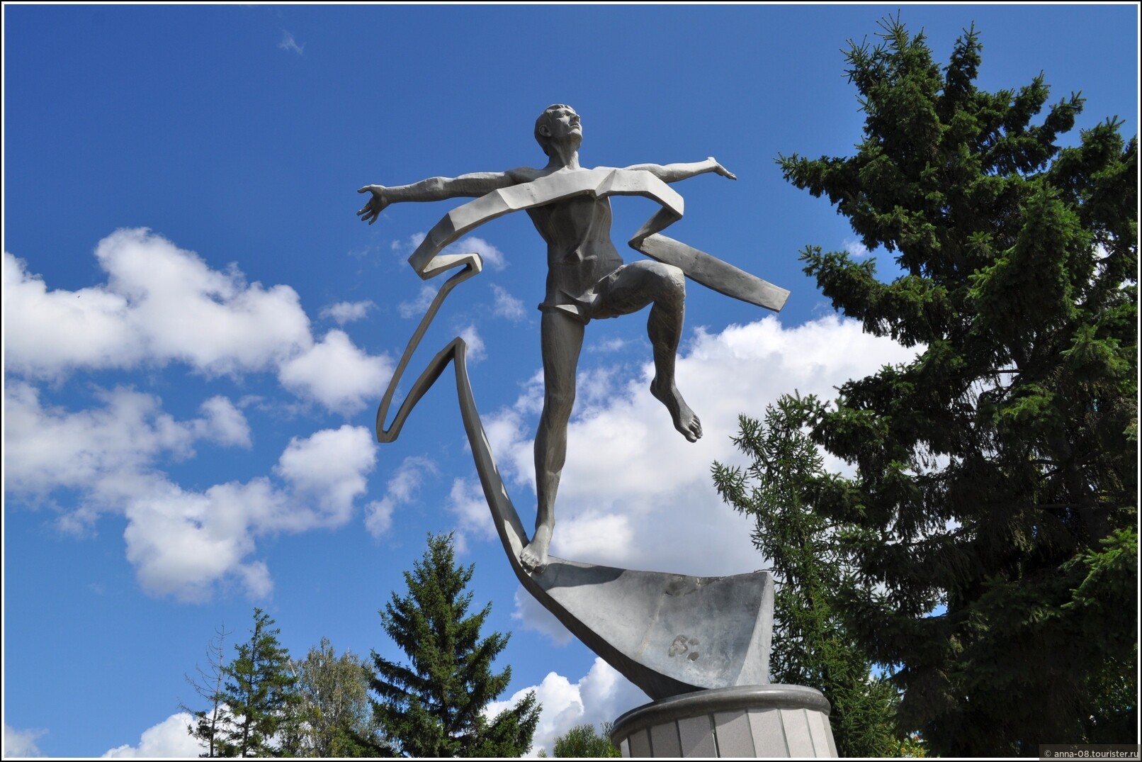 Скульптура «Бегущий человек» (Омск)