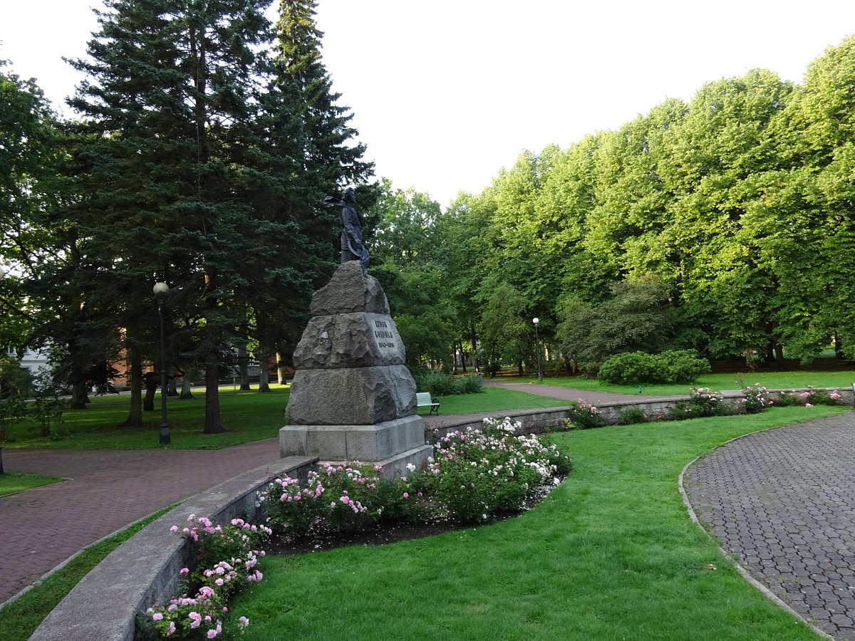 Памятник поэтессе Лидии Койдуле (Пярну)