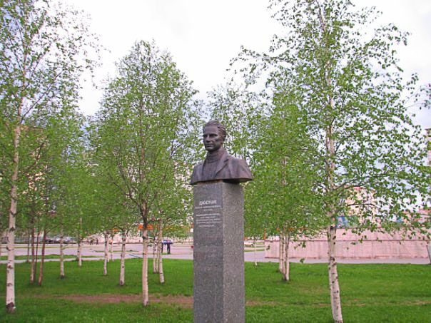 Памятник геологу С. А. Дюсуше (Усинск)
