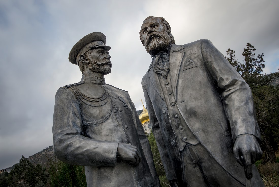 Памятник князю Л. С. Голицыну и Николаю II (Новый Свет)