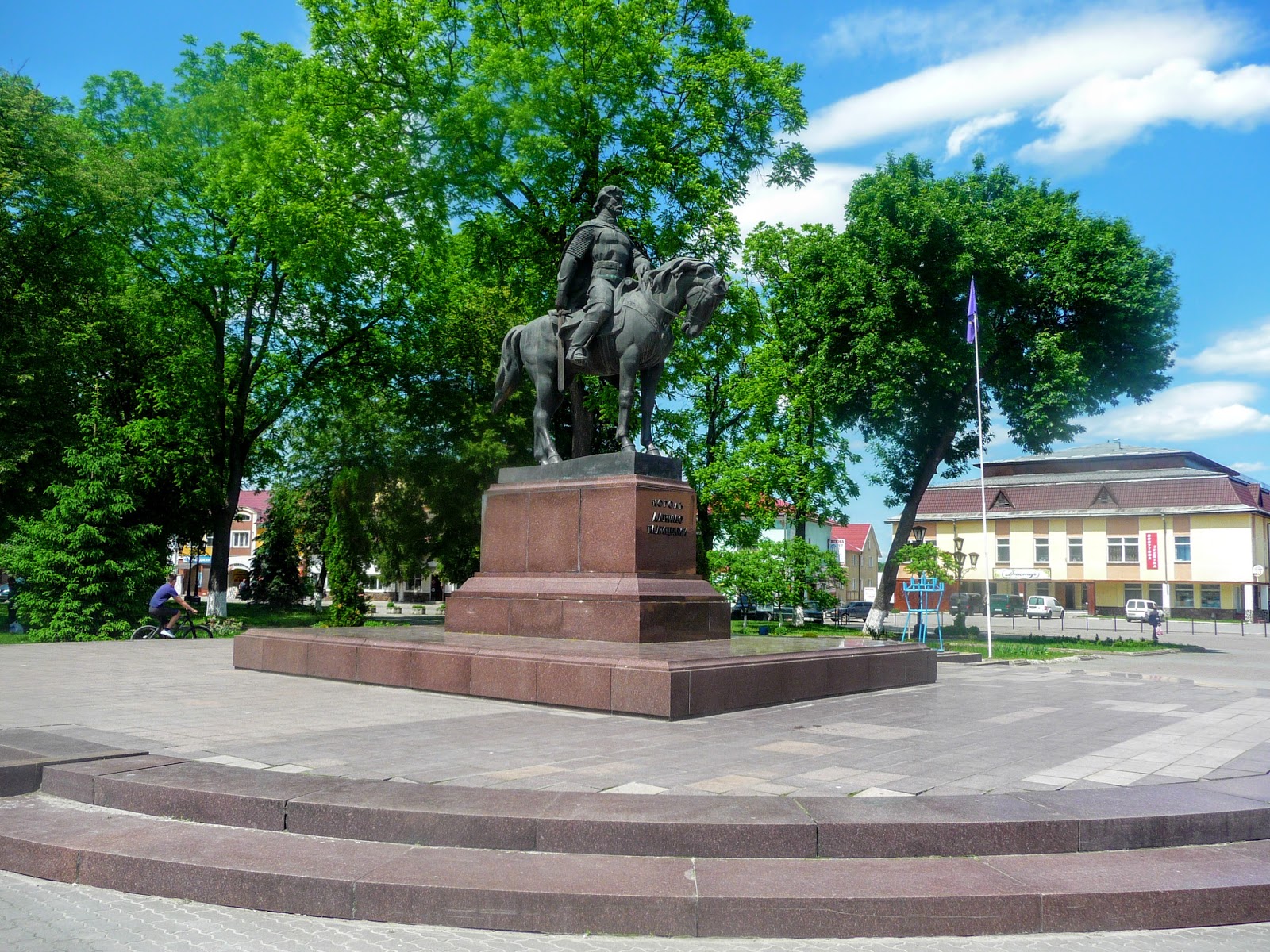 Памятник князю Даниилу Галицкому (Галич)