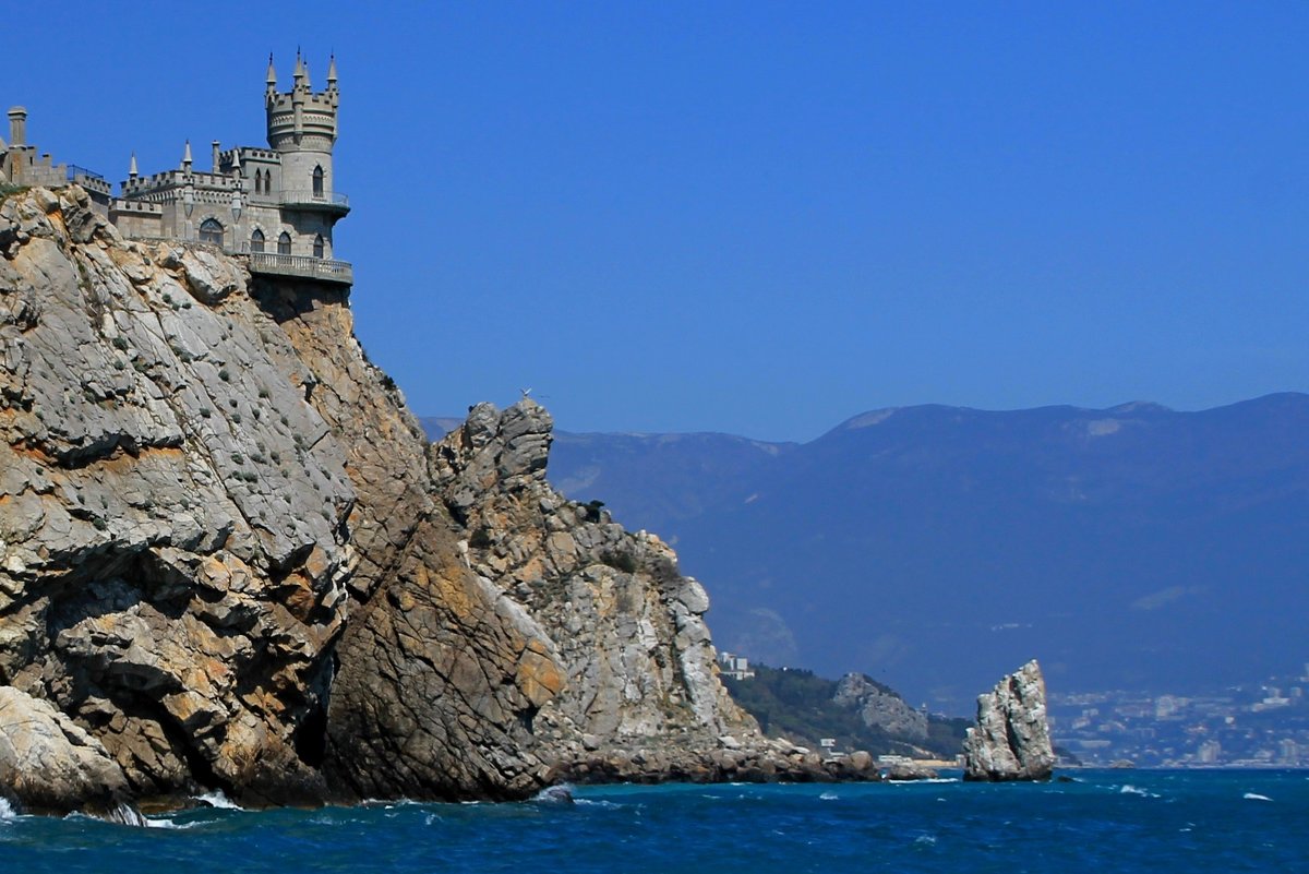 замки на скалах у моря