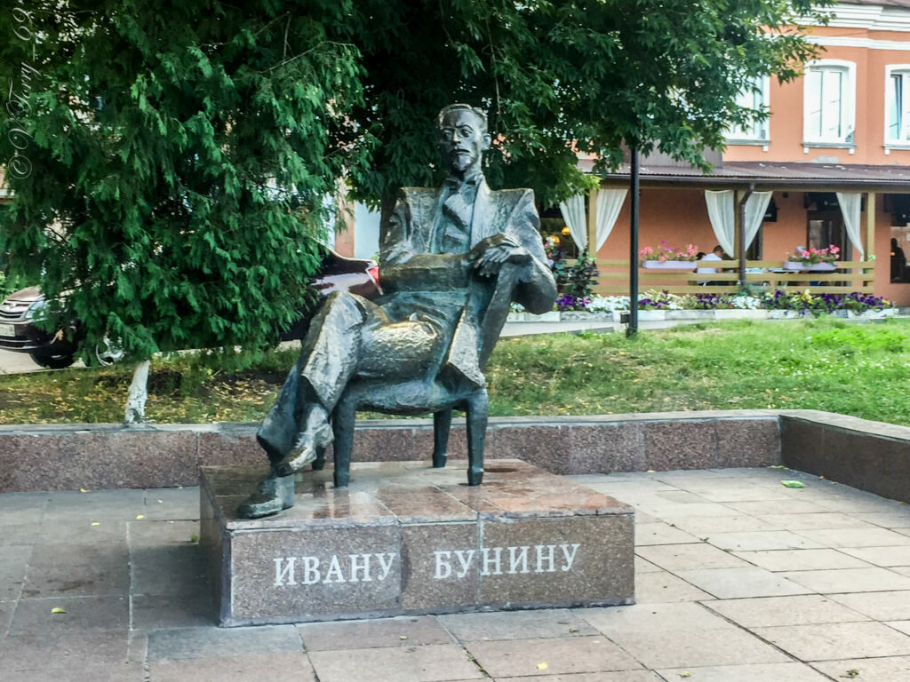 Памятник Ивану Бунину на ул. Свердлова (Елец)