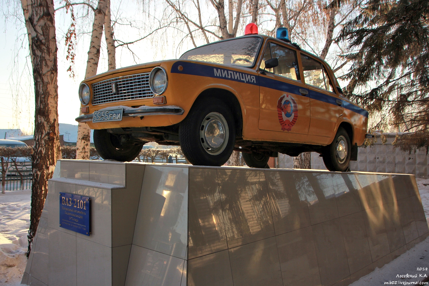 Памятник милицейской машине (Волжский)