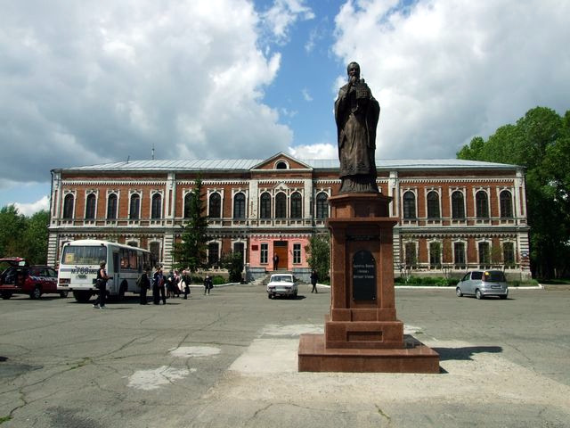 Памятник Макарию Алтайскому (Бийск)