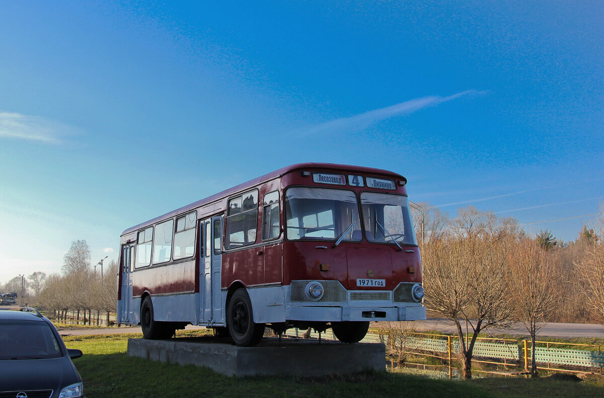 Памятник автобусу «ЛиАЗ-677» (Вышний Волочёк)
