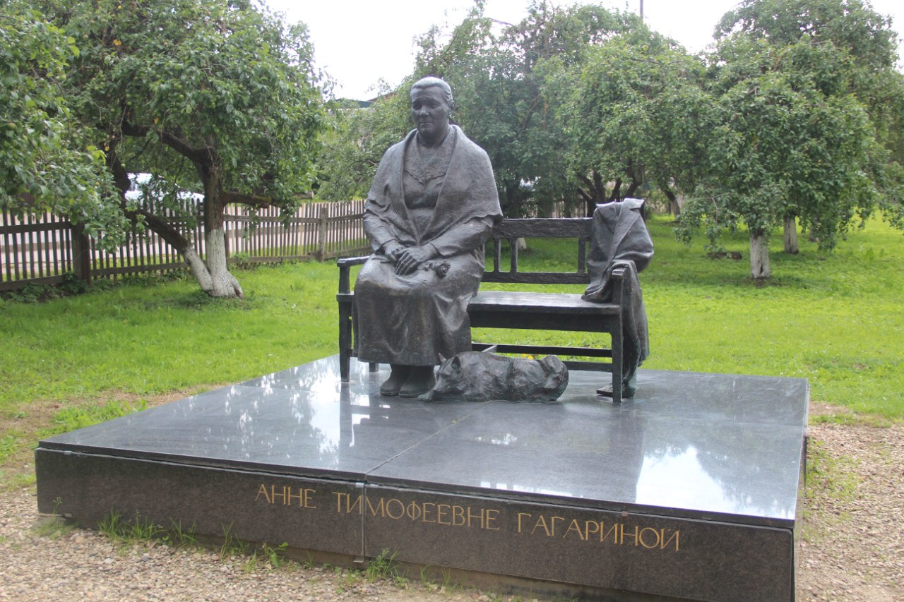 Памятник матери Гагарина (Гагарин)