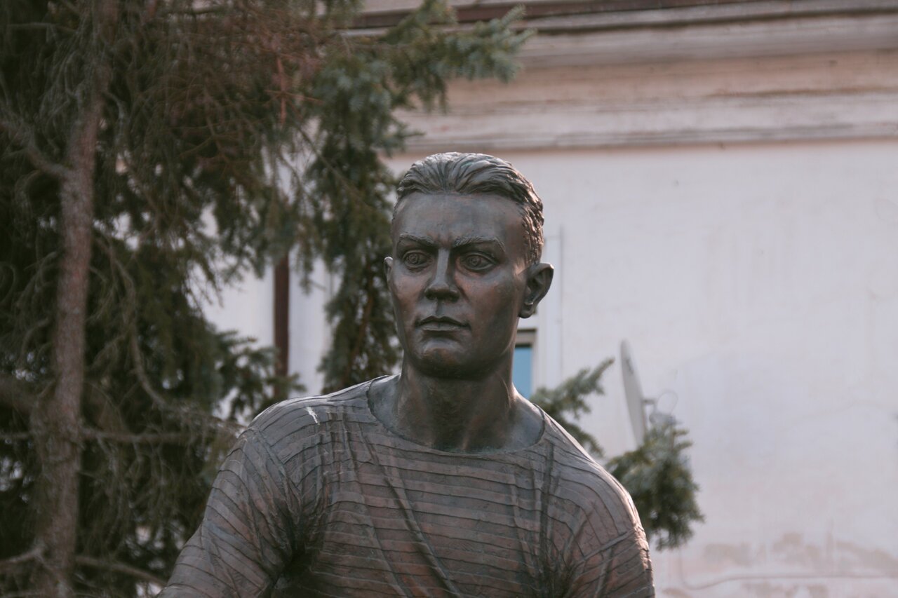 Памятник А. А. Лебедеву (Суздаль)