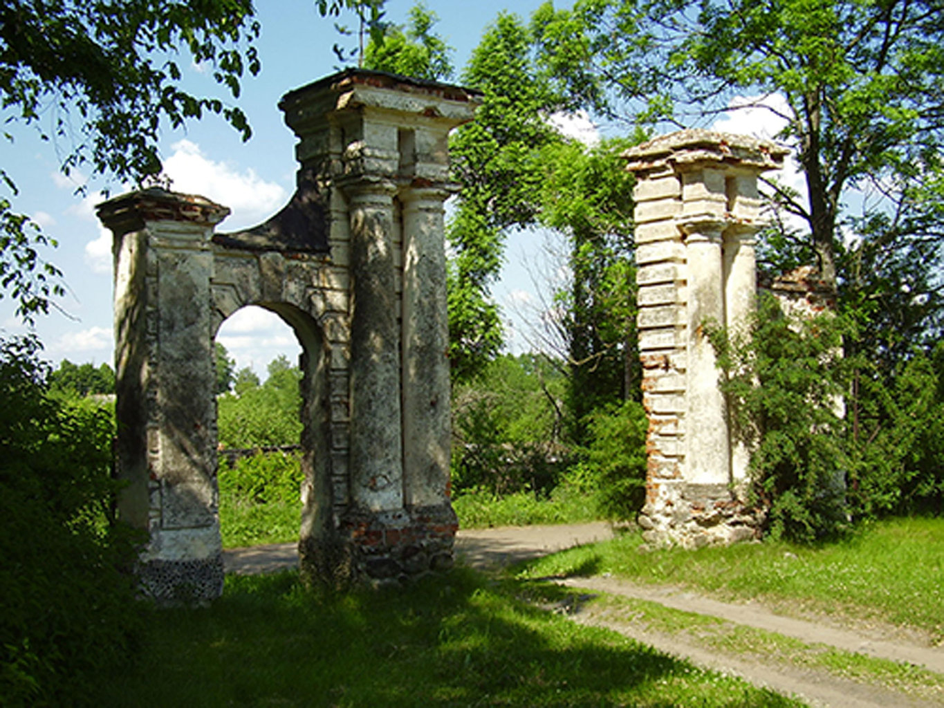 Остатки въездных ворот в Мстиже (Борисов)