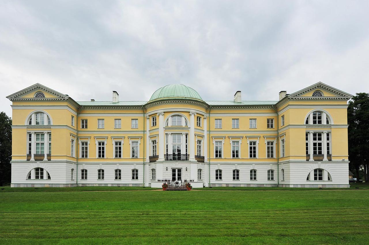 Дворец в Межотне (Латвия)