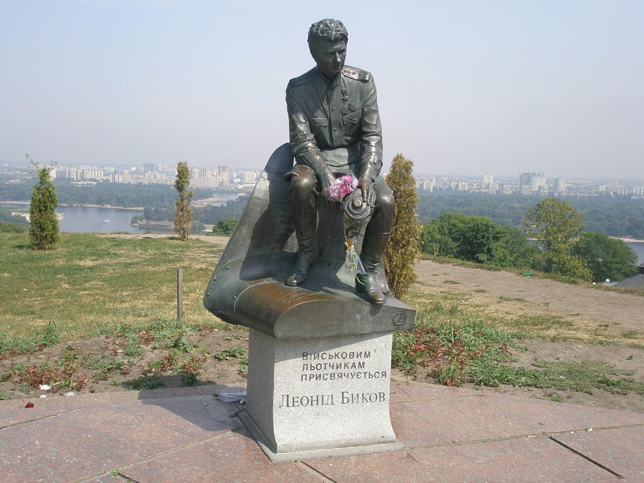 Памятник Леониду Быкову (Киев)