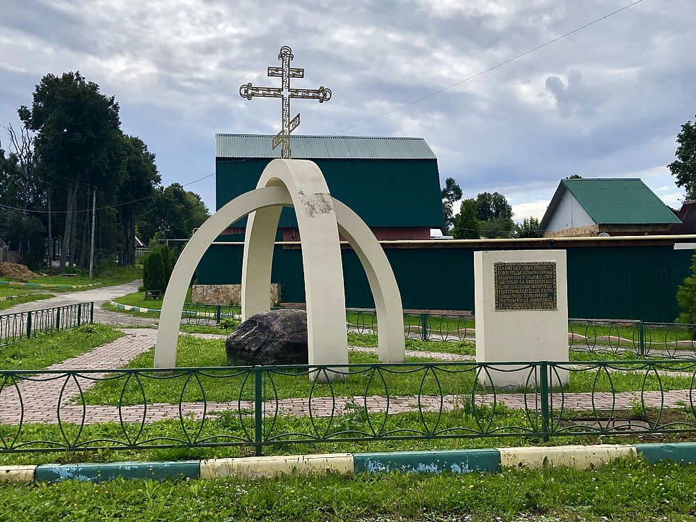 Памятник на месте разрушенной Преображенской церкви (Чекалин)