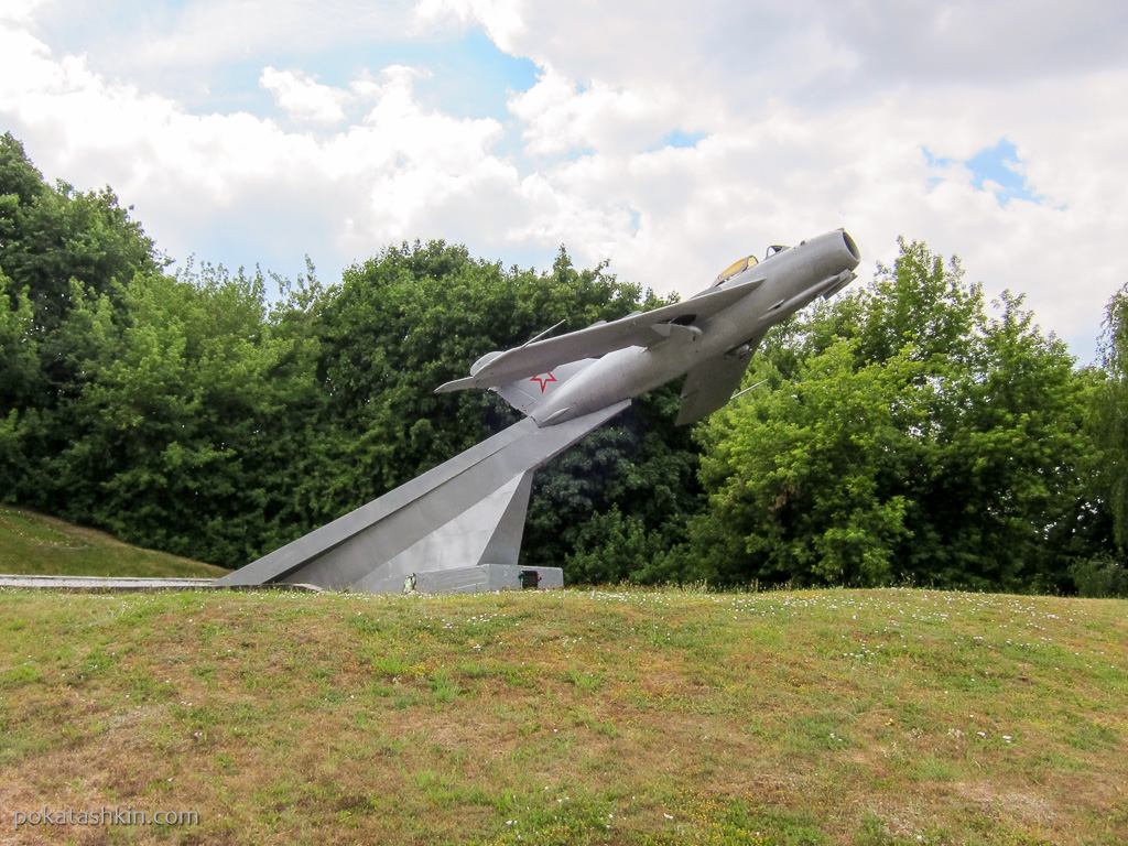 Самолет-памятник МиГ-17 (Мозырь)