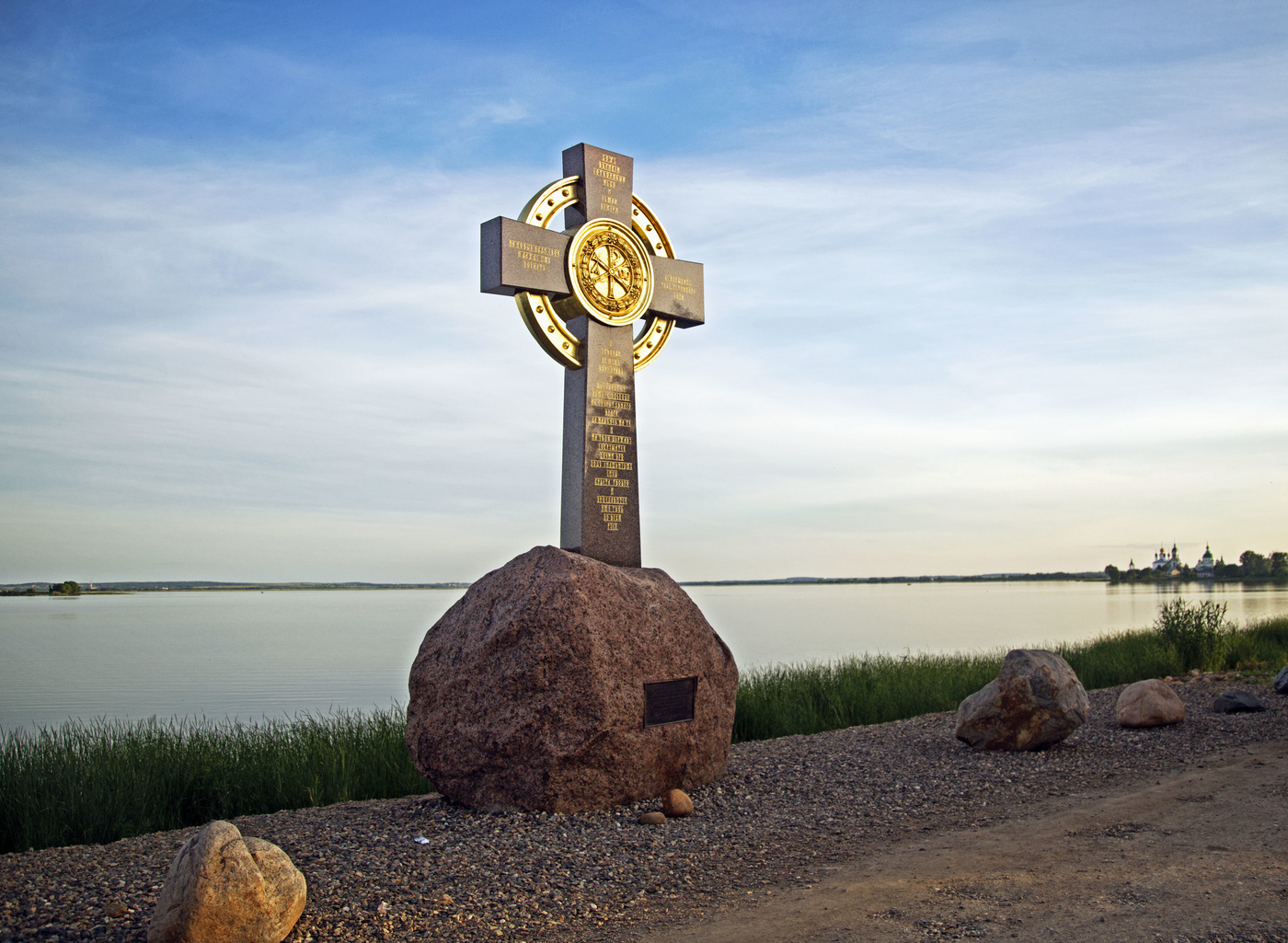 Поклонный крест на берегу озера Неро (Ростов Великий)