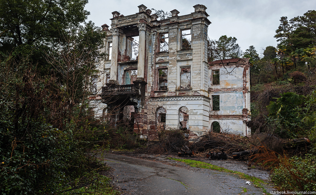Руины санатория «Гульрипш» (Абхазия)