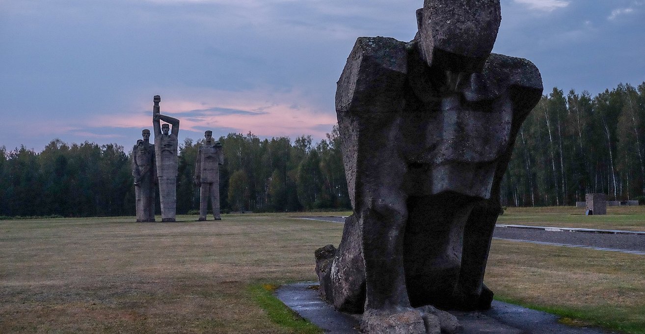 Памятник советским военнопленным в Саласпилсе (Латвия)