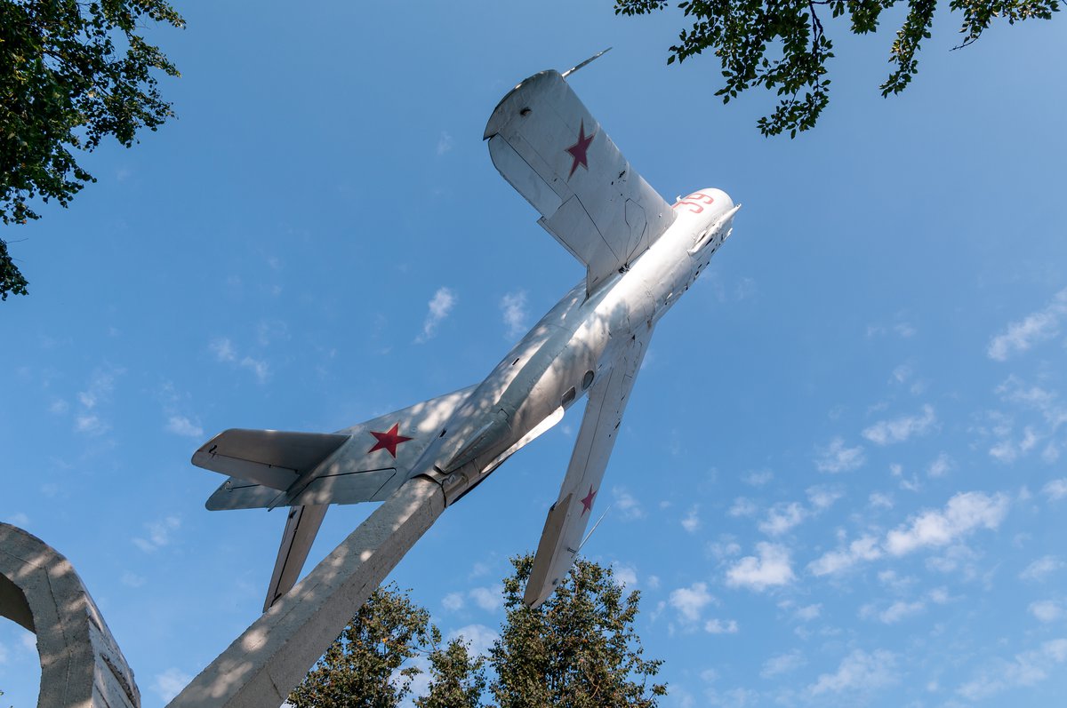 Памятник-самолёт космонавта Светланы Савицкой (Вязьма)