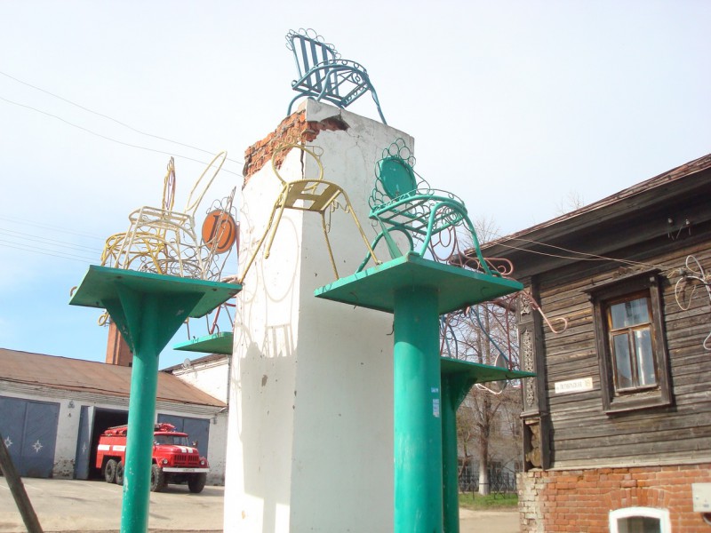 Памятник «12 стульев» (Козьмодемьянск)