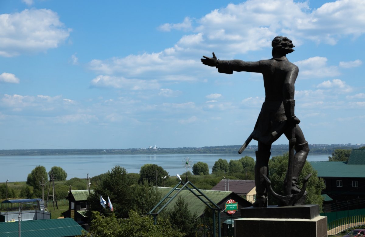 Скульптура юного Петра I в Веськово (Переславль-Залесский)