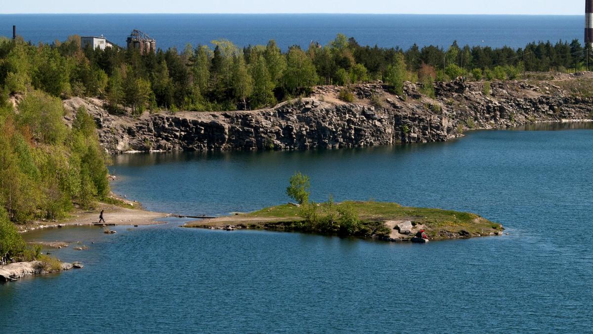 Каменный бор с каменным карьером-озером (Петрозаводск)