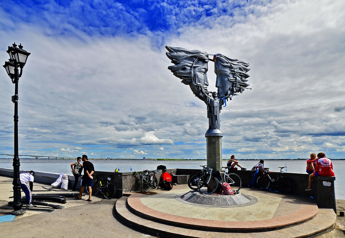 Памятник на набережной Саратов