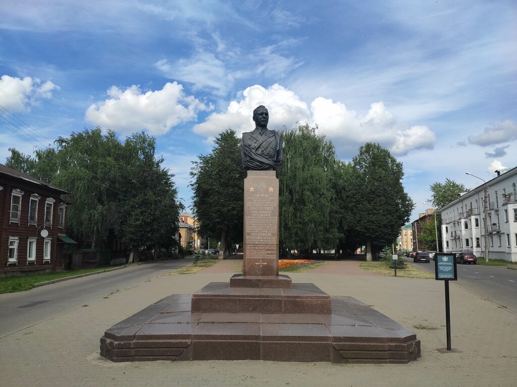 Памятник А. А. Новикову (Кострома)