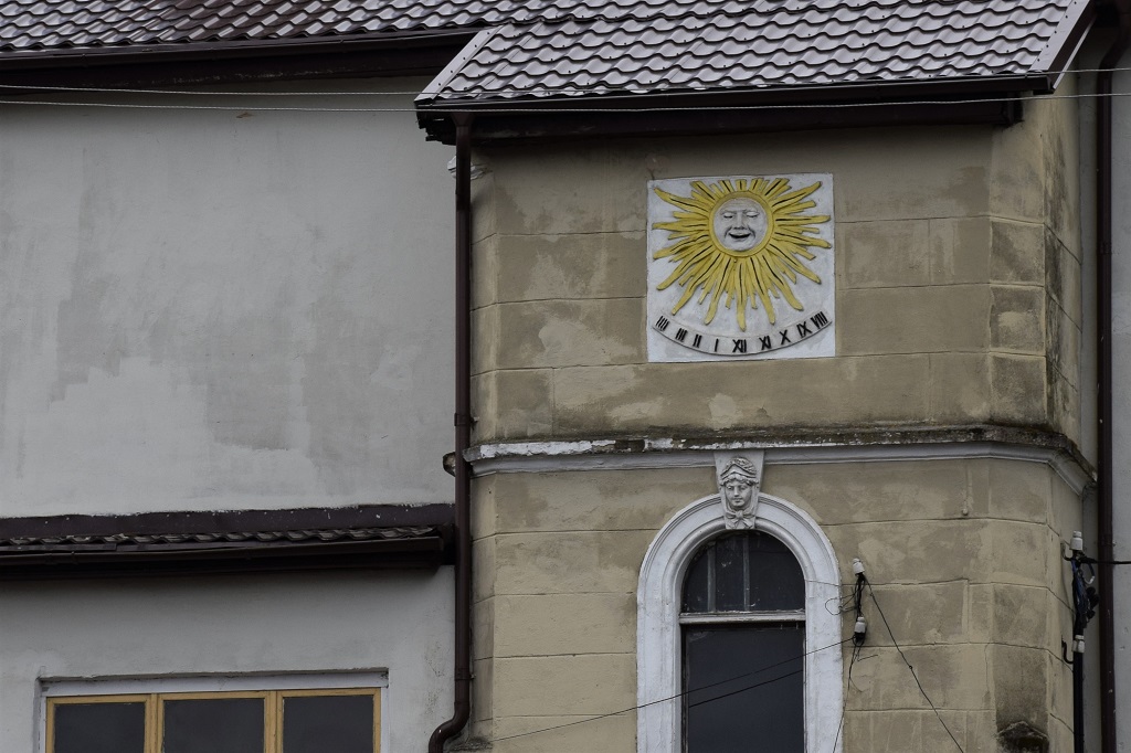 Здание с барельефами орла и солнца на фасаде (Советск)