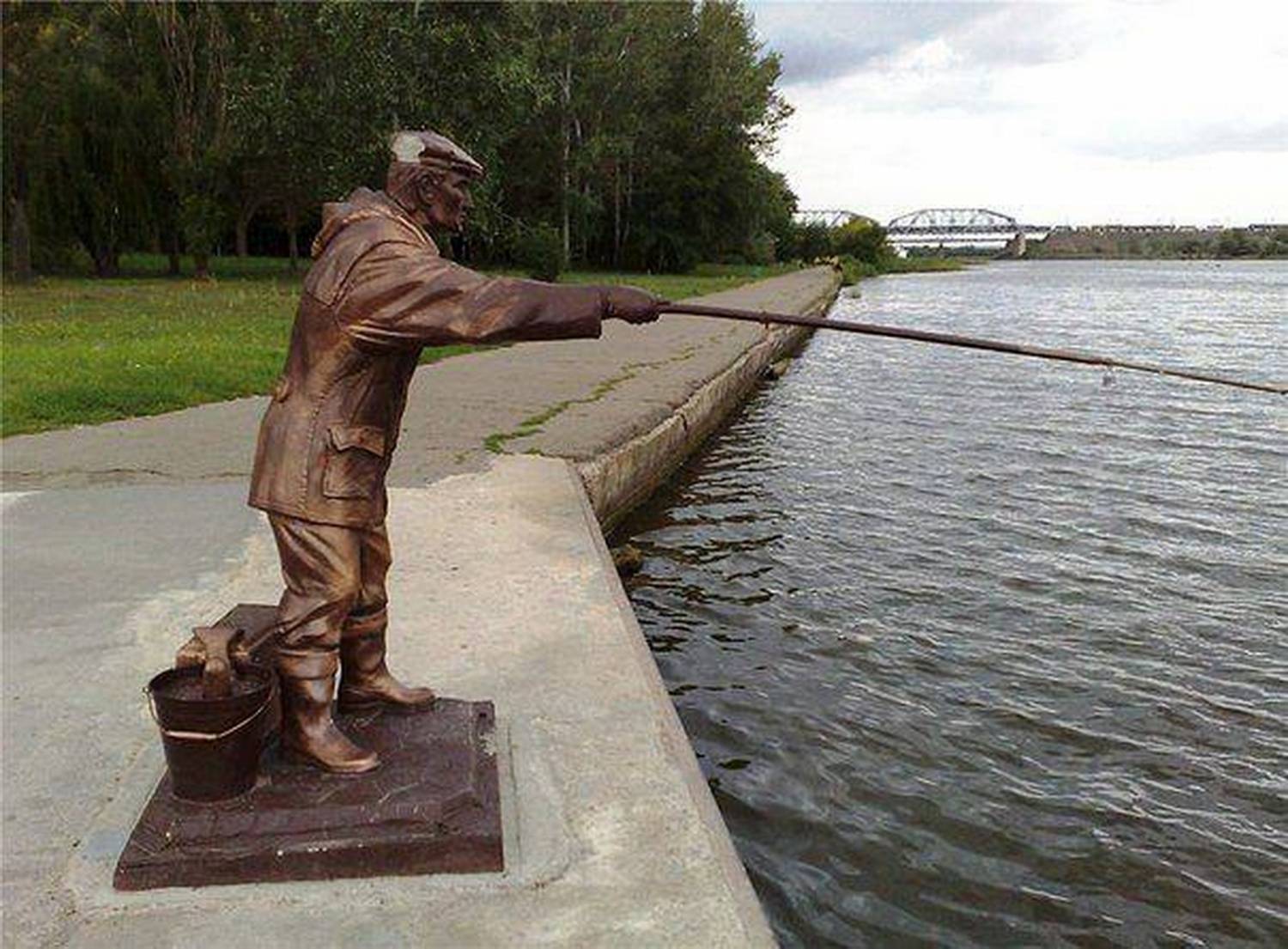 Скульптура рыбака на набережной (Каменск-Шахтинский)