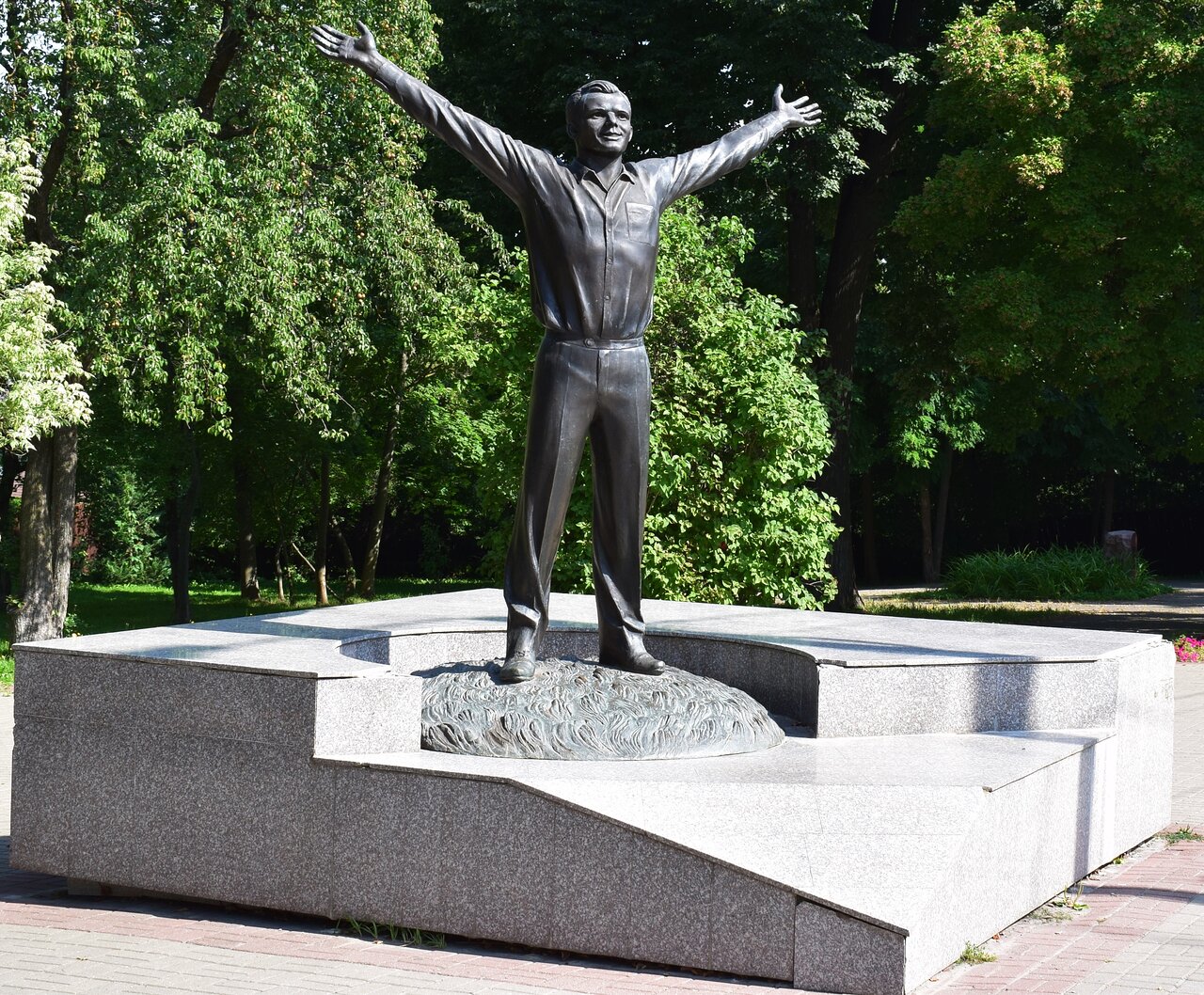 Памятник молодому Юрию Гагарину (Калуга)