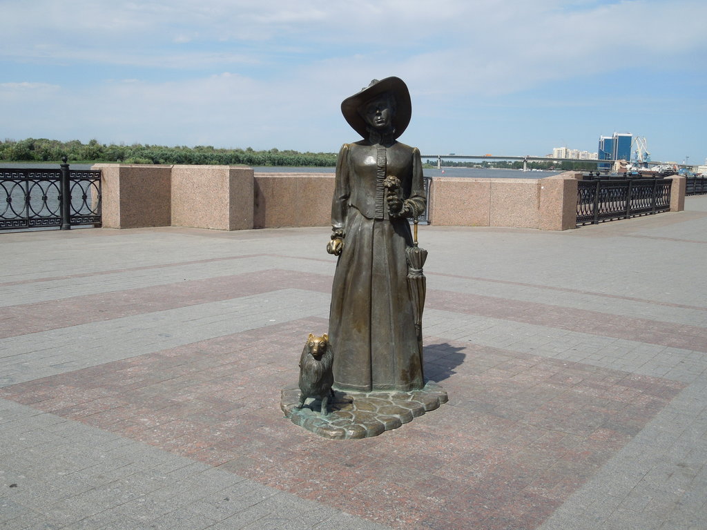 Скульптура-памятник «Дама с собачкой» (Астрахань)