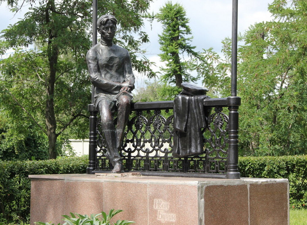 Памятник гимназисту Ивану Бунину (Елец)
